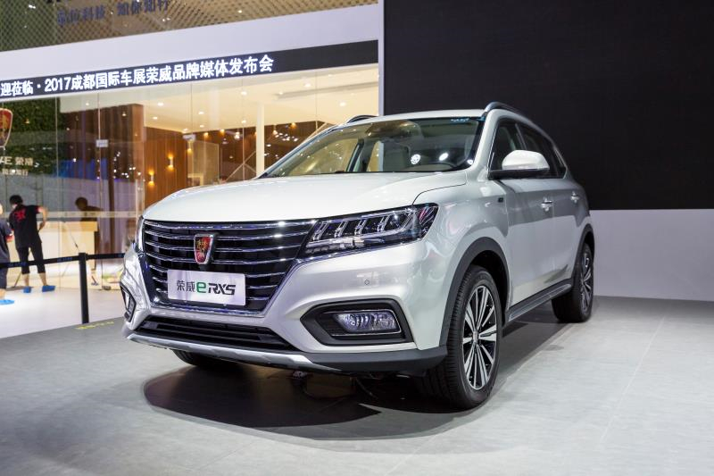 全新荣威950、荣威e950定义“高级轿车” 成都车展亮相售价16.88万起 互联网汽车上市一周年 系统升级带来颠覆式进化